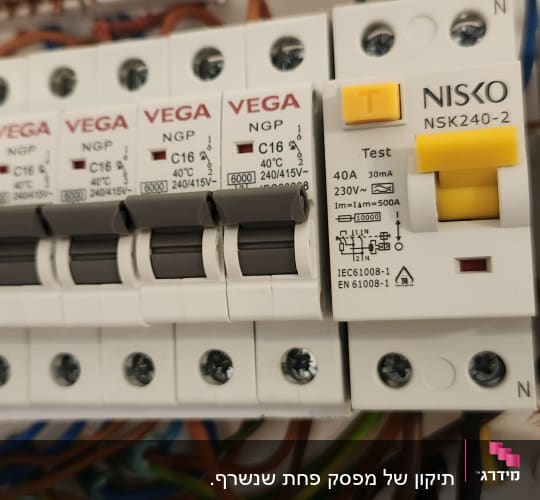 לוח חשמל עם מפסקים וחוטים צבעוניים